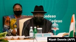 L'ancien président nigérian Goodluck Jonathan assiste au Sommet extraordinaire de la CEDEAO sur la situation au Mali à Accra le 30 mai 2021.