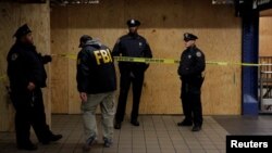 미 연방수사국 FBI 요원이 11일 폭탄 테러가 발생한 뉴욕시 버스터미널의 사건 현장을 조사하고 있다.