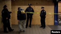 Un agente del FBI ingresa al lugar donde un hombre de Bangladesh intentó inmolarse en la terminal Port Authority en Nueva York, el lunes, 11 de diciembre de 2017.
