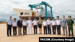Tư lệnh Bộ Tư lệnh Thái Bình Dương Hoa Kỳ cùng các quan chức Việt Nam trong lễ khánh thành cơ sở sửa chữa bảo dưỡng tàu của Cảnh sát biển Việt Nam ở Quảng Nam, được xây dựng với sự hỗ trợ của Hoa Kỳ, năm 2016.