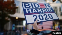 រូបឯកសារ៖ អ្នកគាំទ្រលោក ចូ បៃដិន (Joe Biden) និងអ្នកស្រី ខាម៉ាឡា ហារីស (Kamala Harris) កាន់បដាគាំទ្របេក្ខជនរបស់ខ្លួន នៅពេលមានការព្យាករណ៍ថាលោក បៃដិន បានឈ្នះការបោះឆ្នោត នៅទីក្រុង Philadelphia រដ្ឋ Pennsylvania កាលពីថ្ងៃទី៨ ខែវិច្ឆិកា ឆ្នាំ២០២០។ 