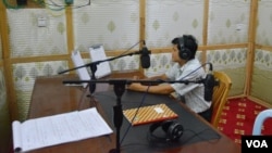 Maram Bawk La, manager of Laiza FM, at work in his studio. (P. Vrieze for VOA)