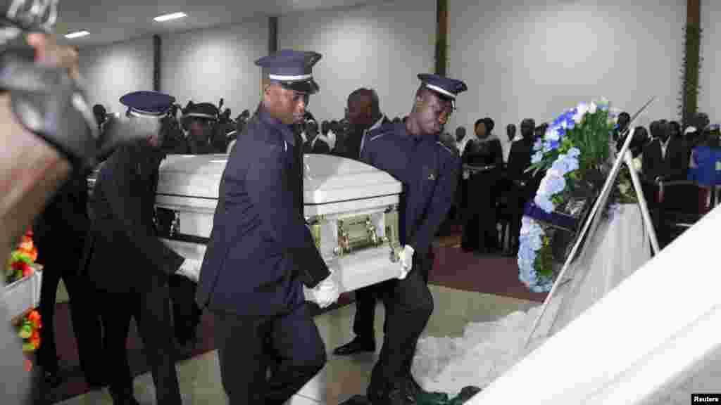 Arrivée du cercueil du musicien congolais Papa Wemba à la cérémonie, 27 avril 2016.