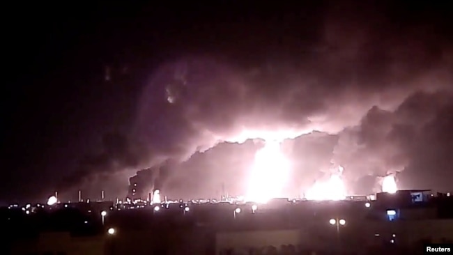 9月14日，沙特阿拉伯石油处理设施遇无人机袭击后起火燃烧。