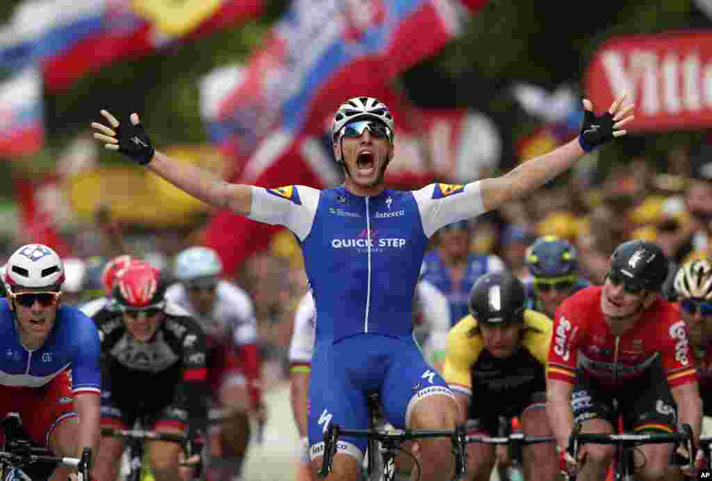 Alman Marsel Kittel Tour de France velosiped yarışmasının ikinci mərhələsində finiş xəttini birinci keçir.&nbsp; &nbsp;