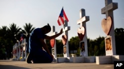 Anh Ernesto Vergne cầu nguyện tại một thập tự giá vinh danh bạn anh và các nạn nhân khác tại một đài tưởng niệm những người thiệt mạng trong vụ xả súng hàng loạt tại Orlando.