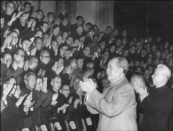 1966年初，中国领导人毛泽东和刘少奇会见积极分子。