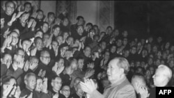 1966年初，中国领导人毛泽东（1893-1976）和刘少奇（1898-1969）会见积极分子。