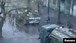 1일 우크라이나 헤르손 거리를 촬영한 영상에 군용차와 군인들이 보인다.