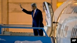 Ngoại trưởng Mỹ John Kerry lên máy bay trở về Mỹ sau các cuộc họp ở Jerusalem và thành phố Bờ Tây Ramallah ngày 24/11/2015.