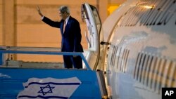 El secretario de Estado de EE.UU., John Kerry, abordando el avión a su partida de Israel, el martes, 24 de noviembre de 2015.