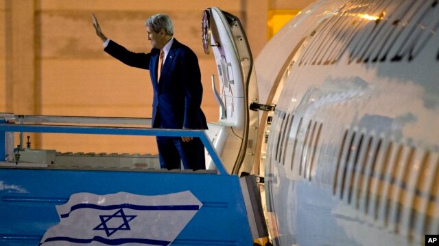 El secretario de Estado de EE.UU., John Kerry, abordando el avión a su partida de Israel, el martes, 24 de noviembre de 2015.
