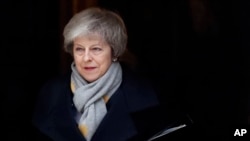 Britanska premijerka Tereza Mej izlazi sa sastanka kabineta u Dauning Stritu 15. januara 2019.