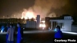 山東淄博一家化工廠爆炸起火（2015年8月22日，網民微博圖片）