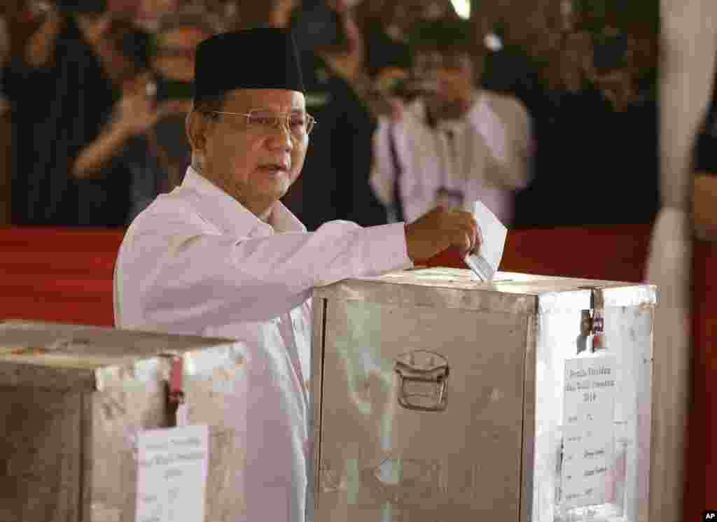 Kandidat presiden Prabowo Subianto memberikan suaranya dalam pemilihan presiden di TPS Bojong Koneng, Bogor (9/7).&nbsp;(AP/Achmad Ibrahim)