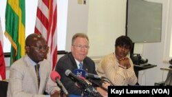 Stanilas Baba, responsable du la Millenium Challenge Corporation (MCC), à gauche, David Gilmour, ambassadeur des Etats-Unis, au milieu, lors d’une conférence de presse à Lomé, Togo, 4 avril 2018. (VOA/Kayi Lawson)