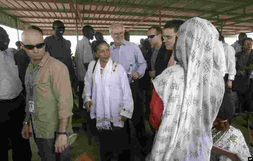 U.S. ambassador to the United Nations Susan Rice, center, visits residents at the Mandela camp for displaced southern Sudanese, south of Khartoum, in Sudan, May 22, 2011.