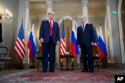 Predsednici Donald Tramp i Vladimi Putin pre sastanka u Helsinkiju (Foto: AP)