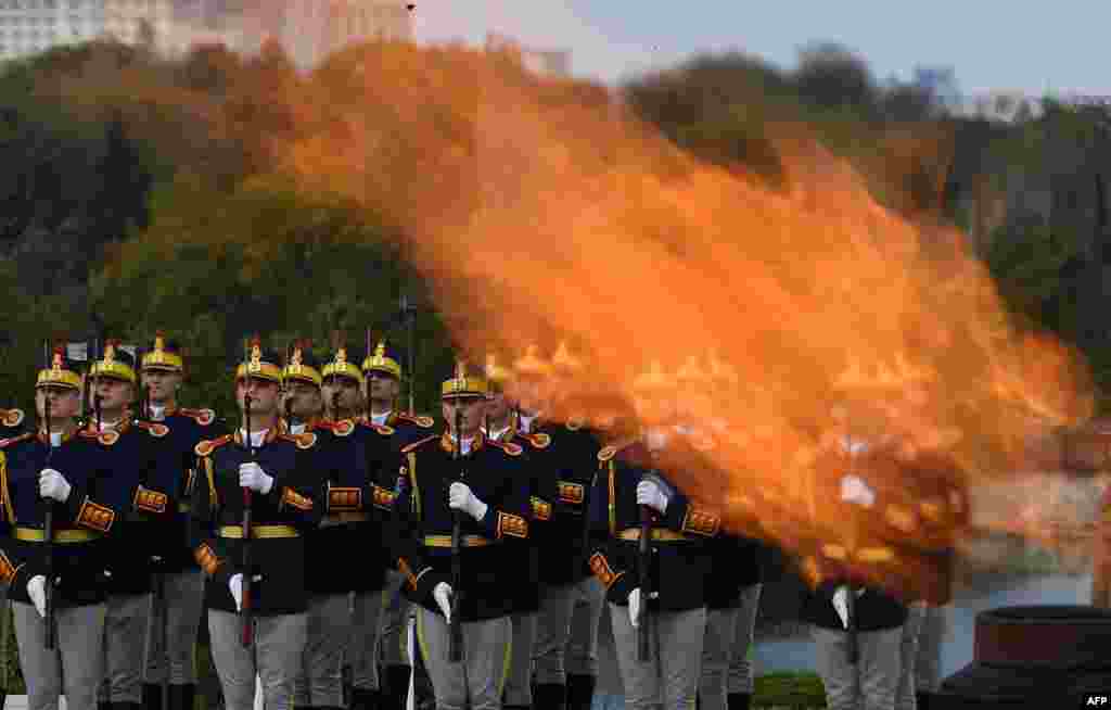 Para anggota militer Romania merayakan Hari Angkatan Bersenjata Romania di Carol Park, Bukares.