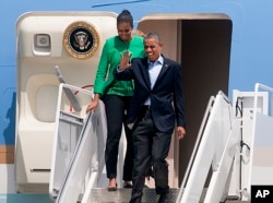 U.S. President Barack Obama and first lady Michelle Obama exit Air Force One for their trip to the Standing Rock Indian Reservation in Cannon Ball, North Dakota, in Bismarck, N.D., June 13, 2014. (AP)