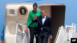 Presiden Obama dan Ibu Negara Michelle Obama turun dari pesawat Kepresidenan AS "Air Force One" setibanya di Bismarck, North Dakota dalam kunjungan ke Standing Rock Indian Reservation di Cannon Ball, North Dakota (13/6).