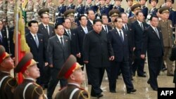 김정은 북한 국무위원장이 김정일 국방위원장의 8주기를 맞아 금수산태양궁전을 참배했다고 북한 관영 '조선중앙통신'이 17일 보도했다. 