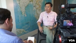 Khaosod English senior staff writer Pravit Rojanaphruk during a VOA News interview in Bangkok, April 28, 2016. (Z. Aung/VOA)