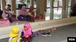 Sejumlah peziarah makam Gus Dur di kompleks Pesantren Tebuireng, Jombang, Jawa Timur pada Minggu (9/5/2019) pagi. (Foto: VOA/Sasmito Madrim)