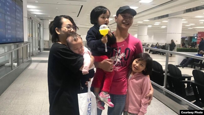Nhà hoạt động Bạch Hồng Quyền và gia đình tại phi trường International Pearson Airport ở Toronto, Canada, vào ngày 3/5/2019.