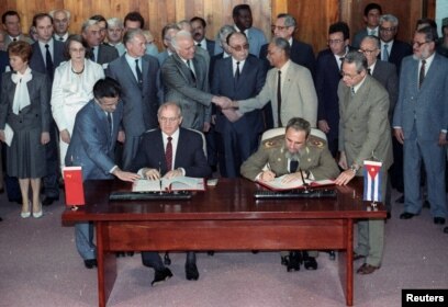 Former Soviet Foreign Minister Eduard Shevardnadze, left, inaugurates Western  Union?s money transfer service between the U.S. and Russia in Miami Beach,  Florida on Friday, Feb. 28, 1992. With the aid of Western