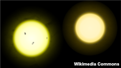 Perbandingan ukuran Matahari (kiri) dengan Tau Ceti, matahari yang terdapat dalam gugus bintang Cetus (foto: ilustrasi). Ilmuwan berhasil menemukan empat planet baru yang mengorbit Tau Ceti. 