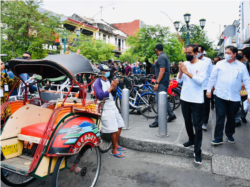 Jokowi menyusuri Jalan Malioboro dari Istana Kepresidenan Gedung Agung. (Foto: Courtesy/Humas Pemda Yogya)