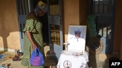 Une femme rend hommage à un soldat burkinabé tué lors d'une attaque terroriste, Ouagadougou, le 4 mars 2018.