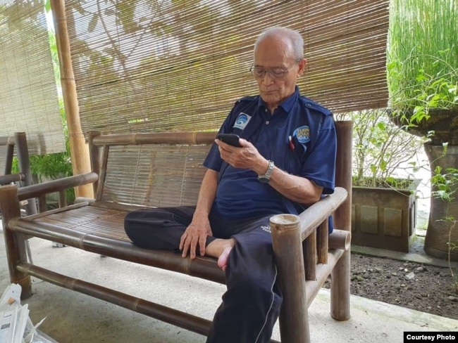 Buya Syafii bersantai di lincak bambu di rumahnya. (Photo: SM / Deni al Asyari)