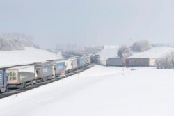 Antrean panjang kendaraan di dekat Usti nad Labem, Republik Ceko, Senin, 15 Februari 2021.