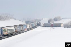Antrean panjang kendaraan di dekat Usti nad Labem, Republik Ceko, Senin, 15 Februari 2021.