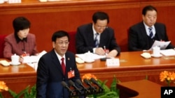 中国人民最高检察院院长曹建明在北京举行的全国人大会议全会上讲话。（2014年3月10日）