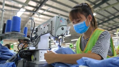 Công nhân làm việc tại một nhà máy dệt may ở Nam Định.