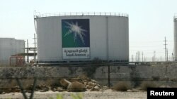 Tanki minyak terlihat di kantor perusahaan Saudi "Aramco" di Damam, Arab Saudi (foto: ilustrasi). 