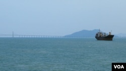 马六甲海峡(美国之音朱诺拍摄,2016年03月21日)