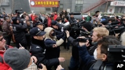 北京警察在第二中级人民法院前推搡前去采访中国维权律师浦志强案的各国记者。（2015年12月14日）
