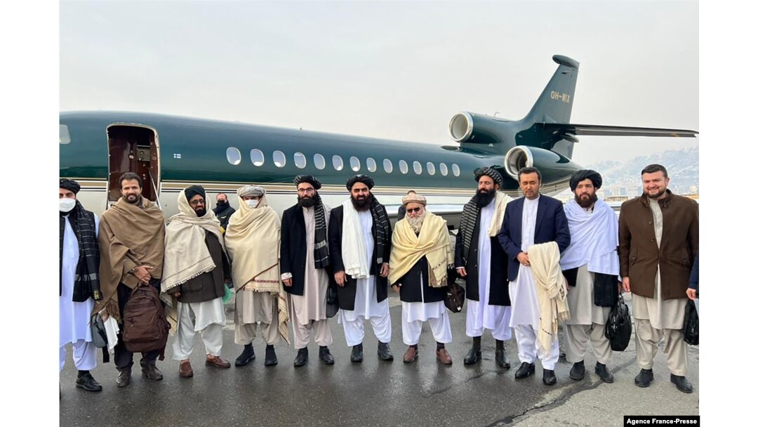 Foto selebaran menunjukkan Menteri Luar Negeri Taliban Amir Khan Muttaqi (tengah), pejabat senior Taliban Anas Haqqani (kanan) dan delegasi, di Bandara Kabul, 22 Januari 2022. (Foto: AFP)