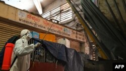 Radnik dezinfukuje tržnicu Orussey u Phnom Penhu u Kambodži nakon što je nekoliko prodavača bilo zaraženo koronavirusom, 4. april 2021.