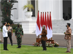 Presiden Jokowi Meresmikan Pembagian Obat dan Vitamin Gratis bagi Pasien COVID-19 yang sedang Isoman di Istana Merdeka, Jakarta, Kamis (15/7). (Foto: Courtesy/Biro Setpres)