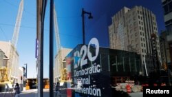 Billboard mengenai Konvensi Nasional Demokrat (DNC), yang sebagian besar akan menjadi acara virtual karena wabah COVID-19, di Milwaukee, Wisconsin, AS, 16 Agustus 2020. (Foto: REUTERS/Brian Snyder)