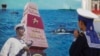 Một người lính hải quân Việt Nam đang ngắm một bức tranh cổ động về quần đảo Trường Sa trong một cuộc triển lãm. 