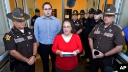 Thư ký tòa án Kentucky Kim Davis cùng con trai đọc thông cáo trước cửa tòa án Quận hạt Rowan, Morehead, Kentucky ngày 14/9/2015.