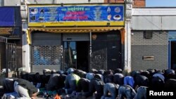 برگزاری نماز جماعت مسلمانان در خارج از مسچدی دز لندن 