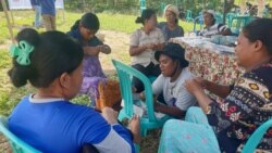 Para ibu yang terlibat dalam kegiatan pelatihan, mempersiapkan paku payung dengan kawat pengikat untuk anyaman kawat yang digunakan untuk memperkuat dinding bangunan dengan Ferosemen, 2 Desember 2019. (Foto: VOA/Yoanes Litha)