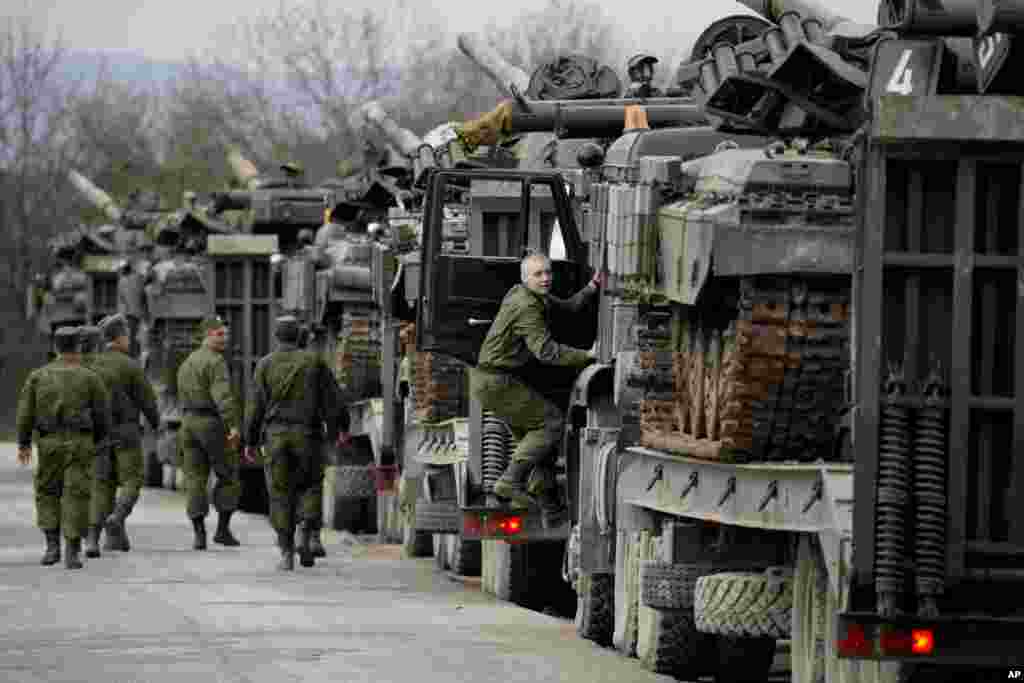 Binh sĩ Ukraine vận chuyển xe tăng ra khỏi căn cứ quân sự Perevalnoe, bên ngoài Simferopol, Crimea, ngày 26/3/2014.